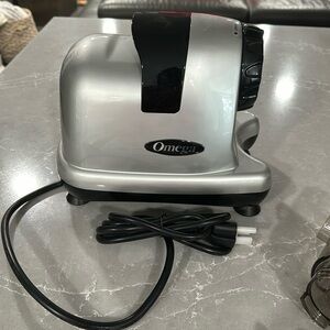 Omega nutritional system, low-speed masticating juicer